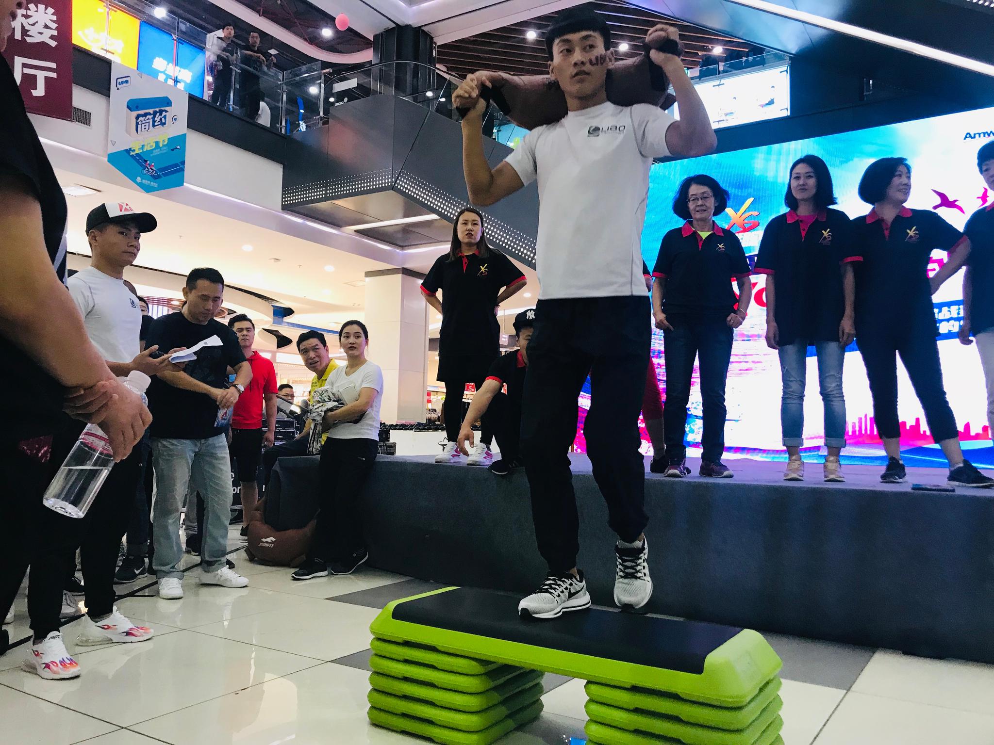 江西省体育中心球场上一番激烈比拼，胜者欢庆