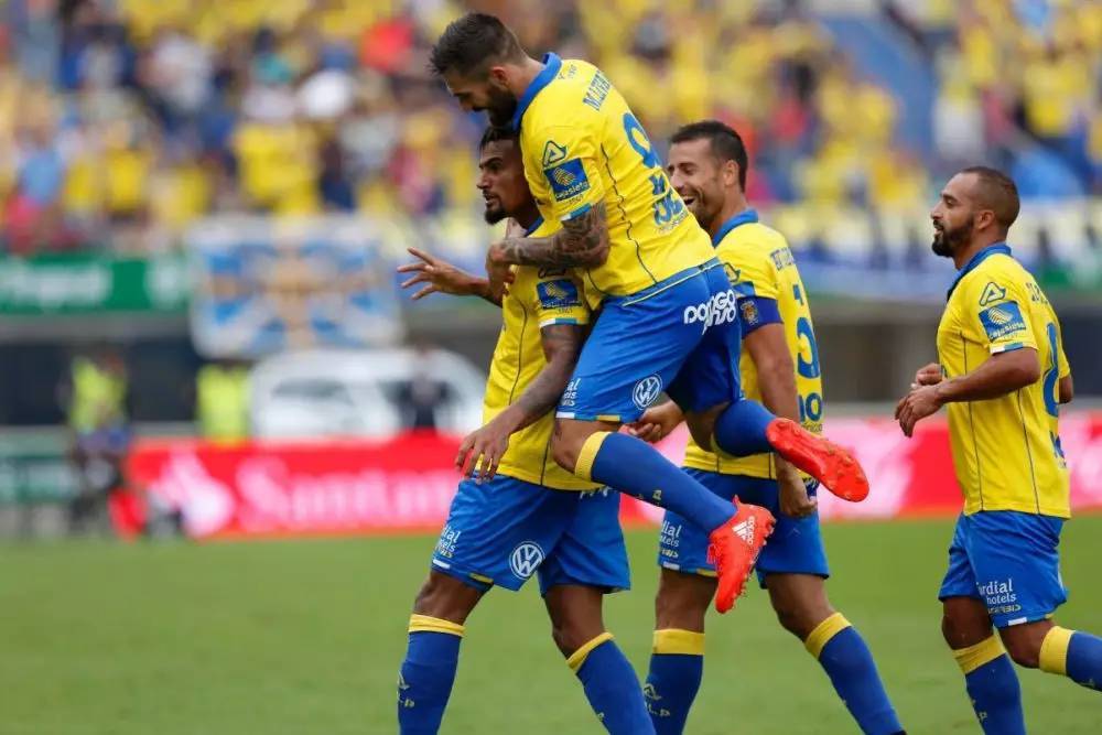 包含博洛尼亚在主场奋力逼平强敌的词条