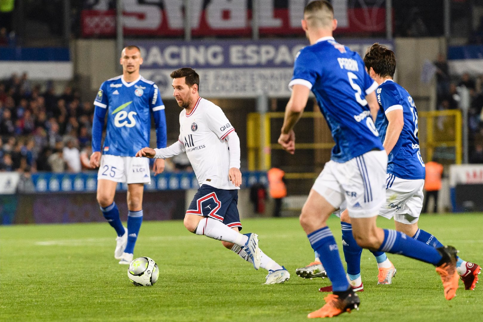 大巴黎客场战胜斯特拉斯堡，稳居榜首的简单介绍