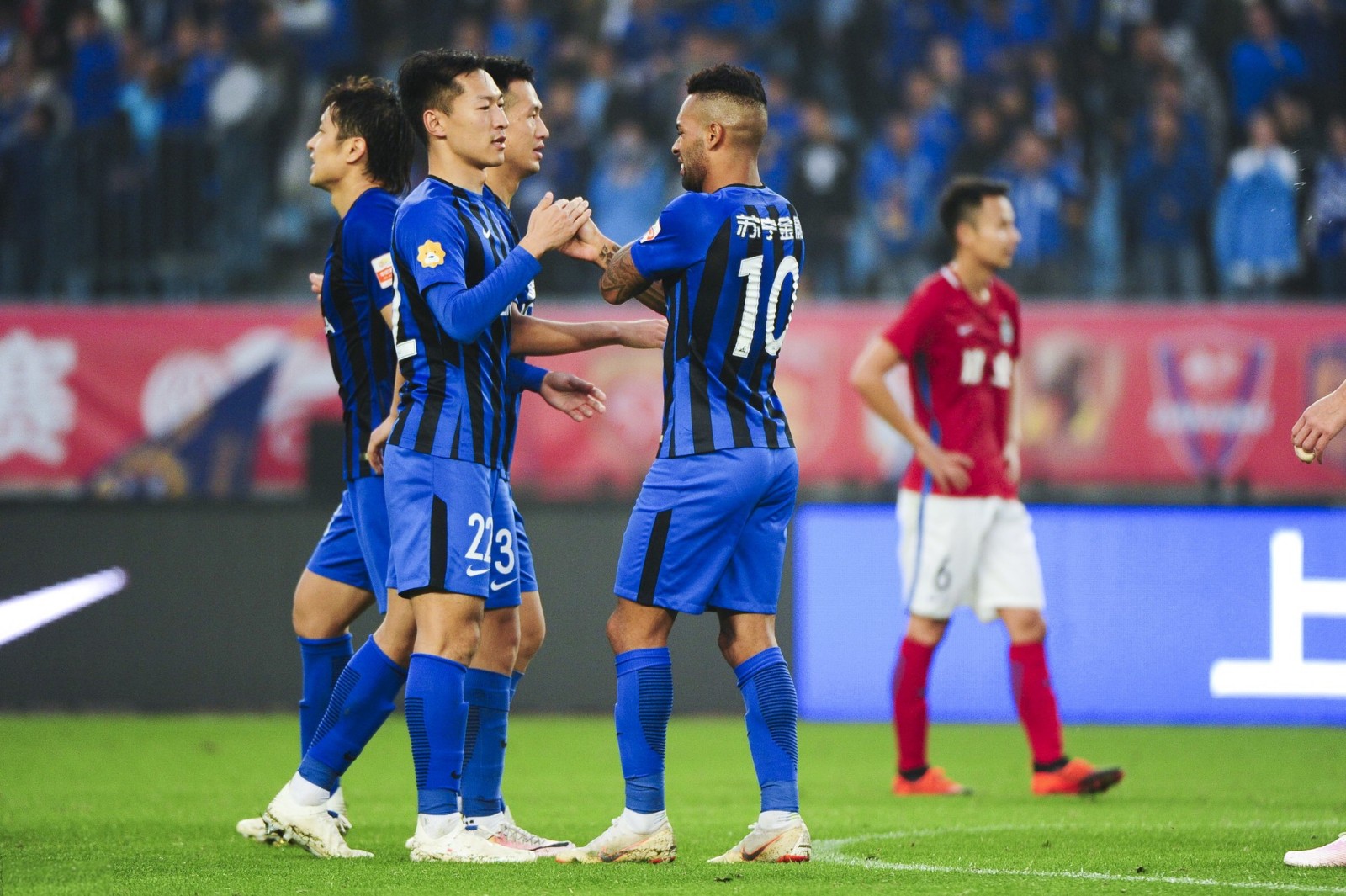 关于苏宁主场豪取胜利，奋力击败对手领跑赛事的信息