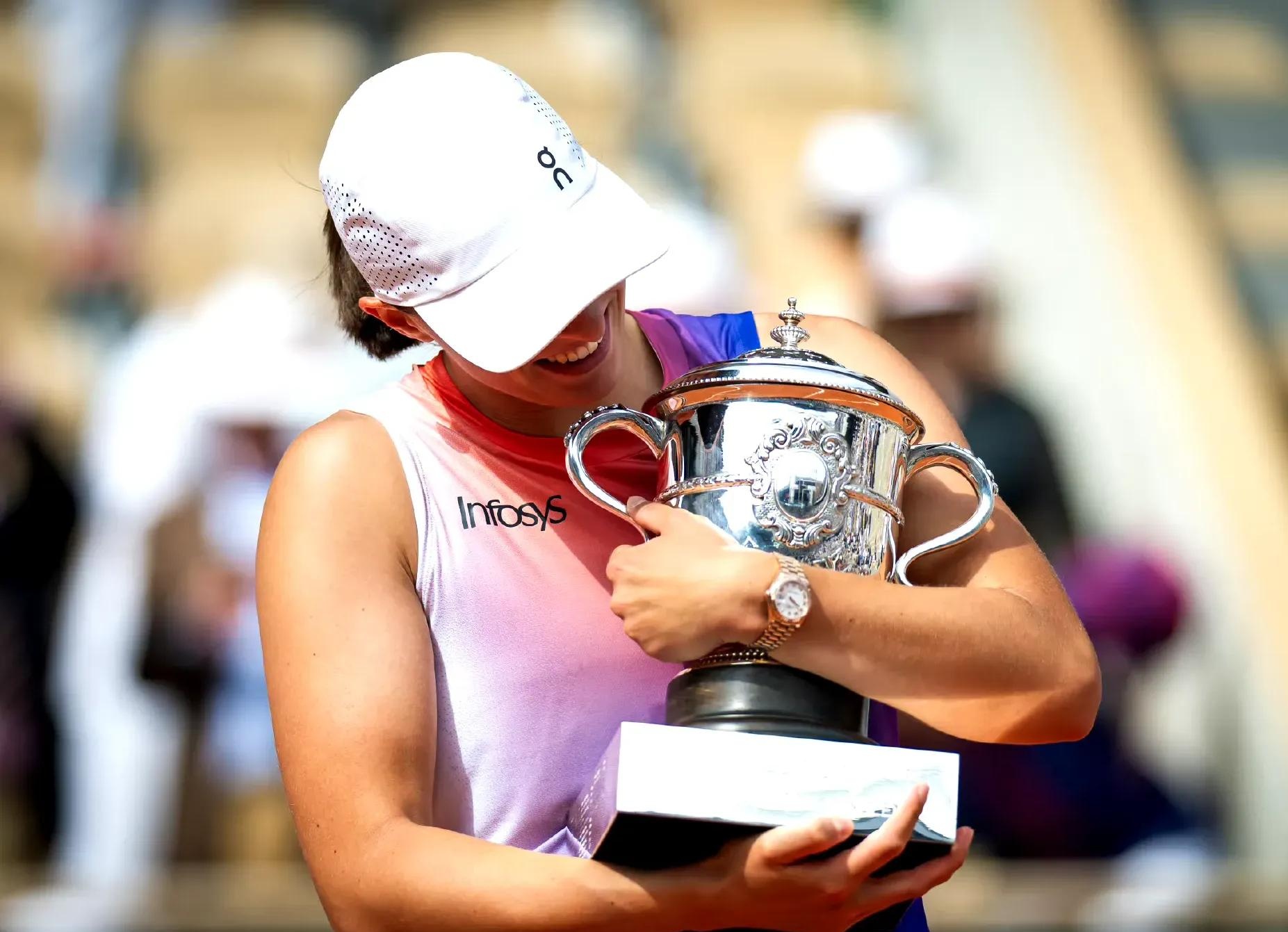 包含英国网球队轻取世界网球队，克耶高斯绝境逆转的词条