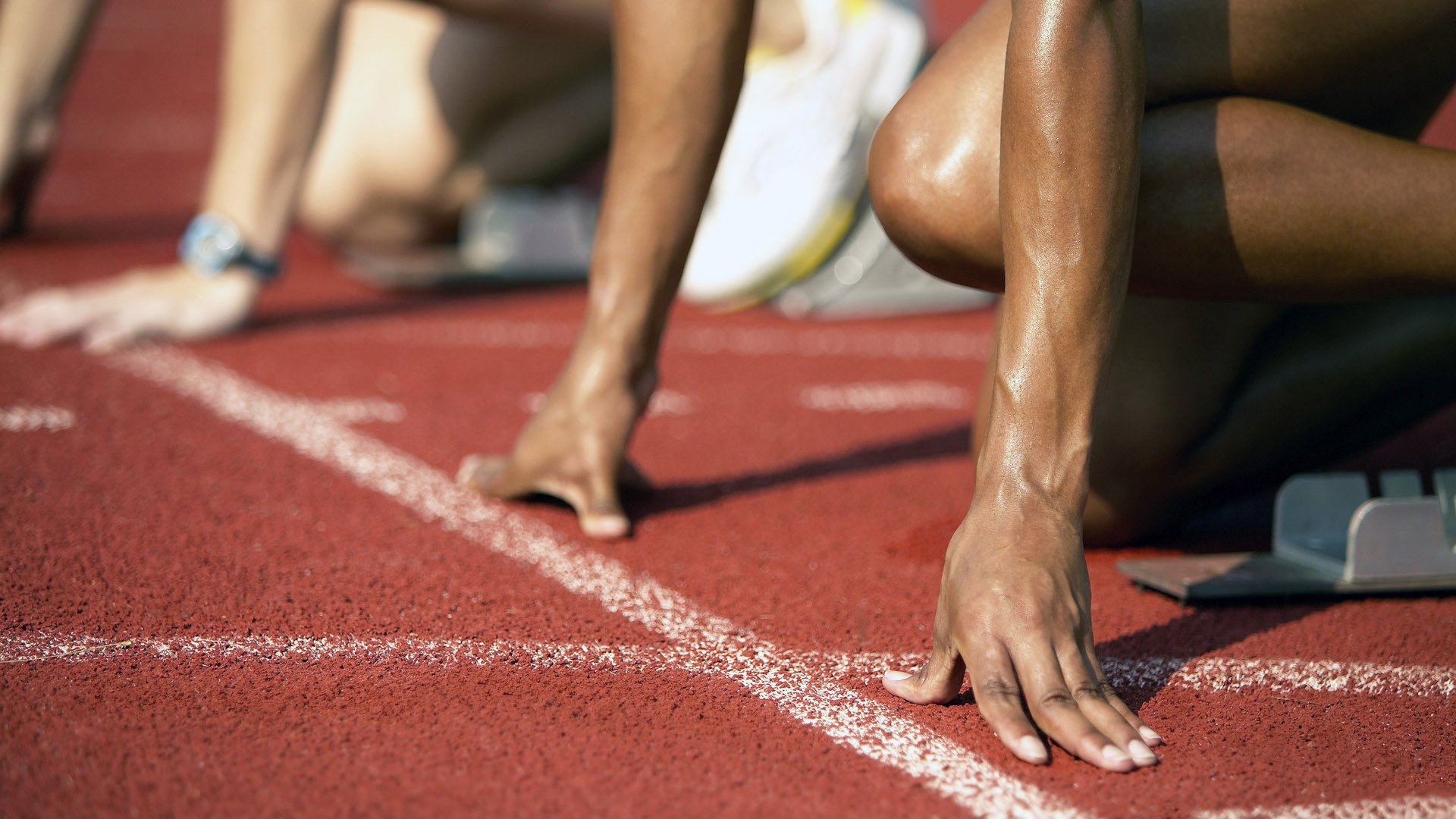 绿茵场与赛道上的双重心跳，克罗地亚险胜切尔西，托尼在F1新赛季揭幕战接管比赛