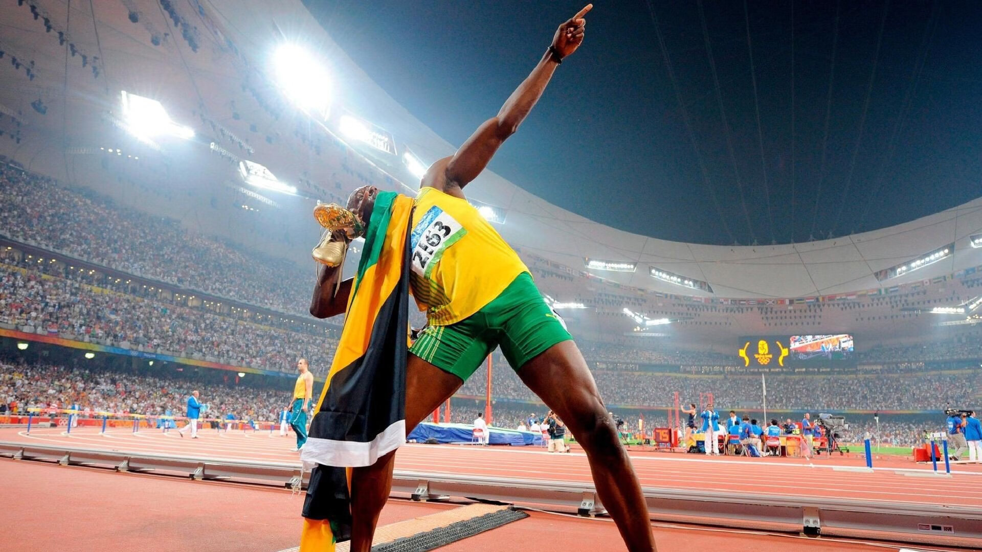 红色风暴席卷赛道,周冠宇驾驭法拉利力克雷诺,上演统治级表演