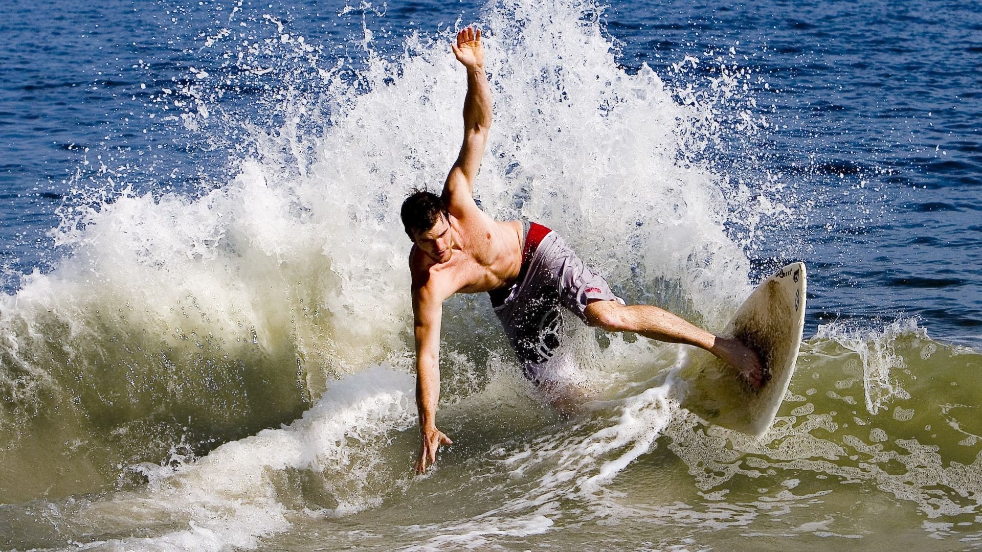 拉塞尔点燃赛场，迈凯伦完美战术完胜红牛二队