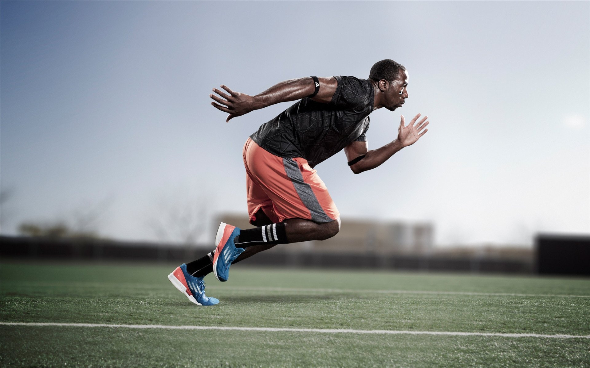 赛道上的红色旋风，塞恩斯高光表现，法拉利轻取迈凯伦